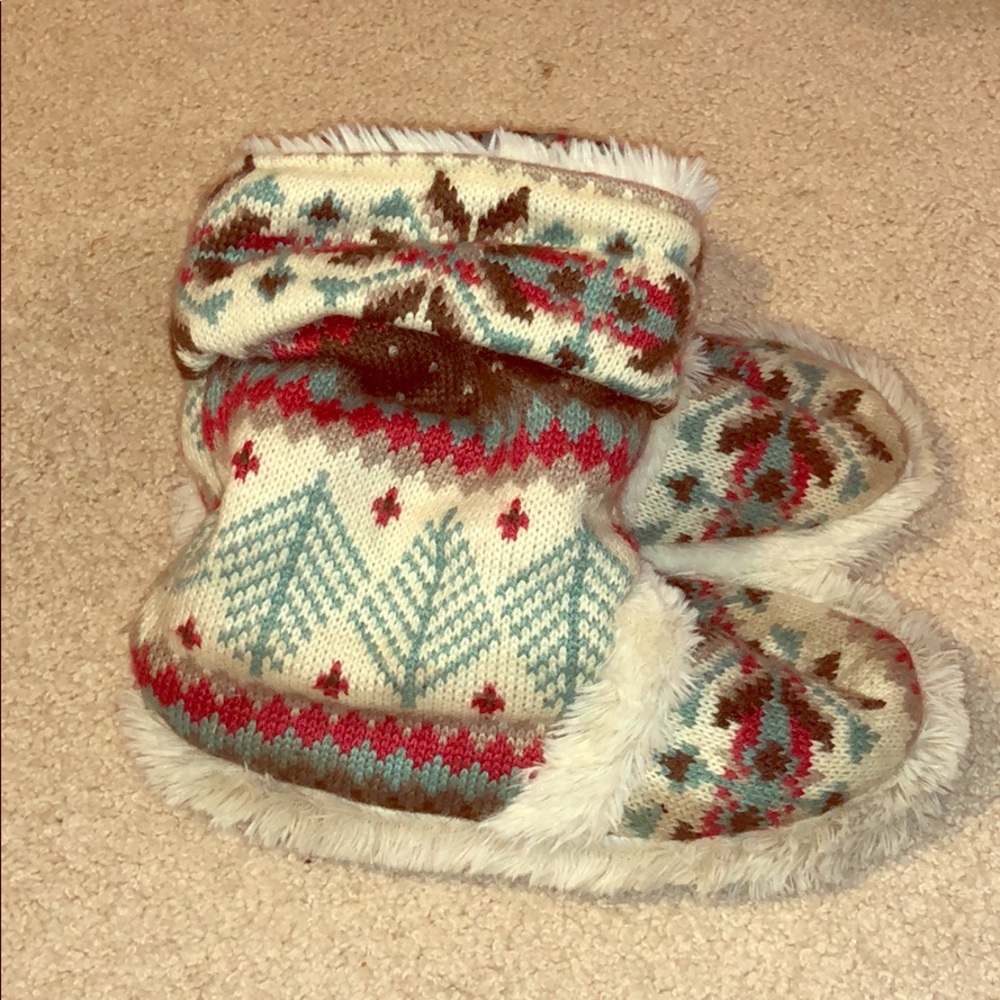 FLUFFY SOFT PACSUN SLIPPERS